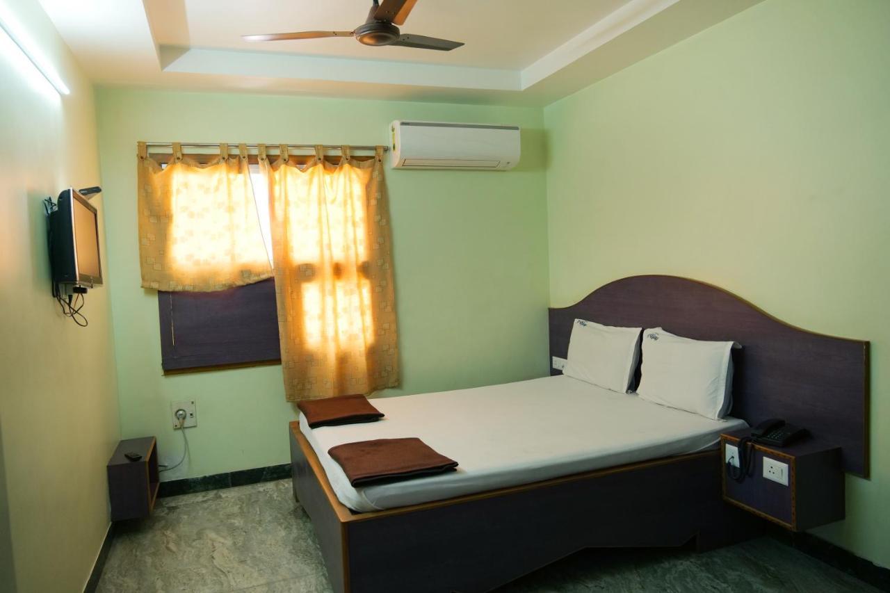 Hotel Vijay Pollāchi 外观 照片