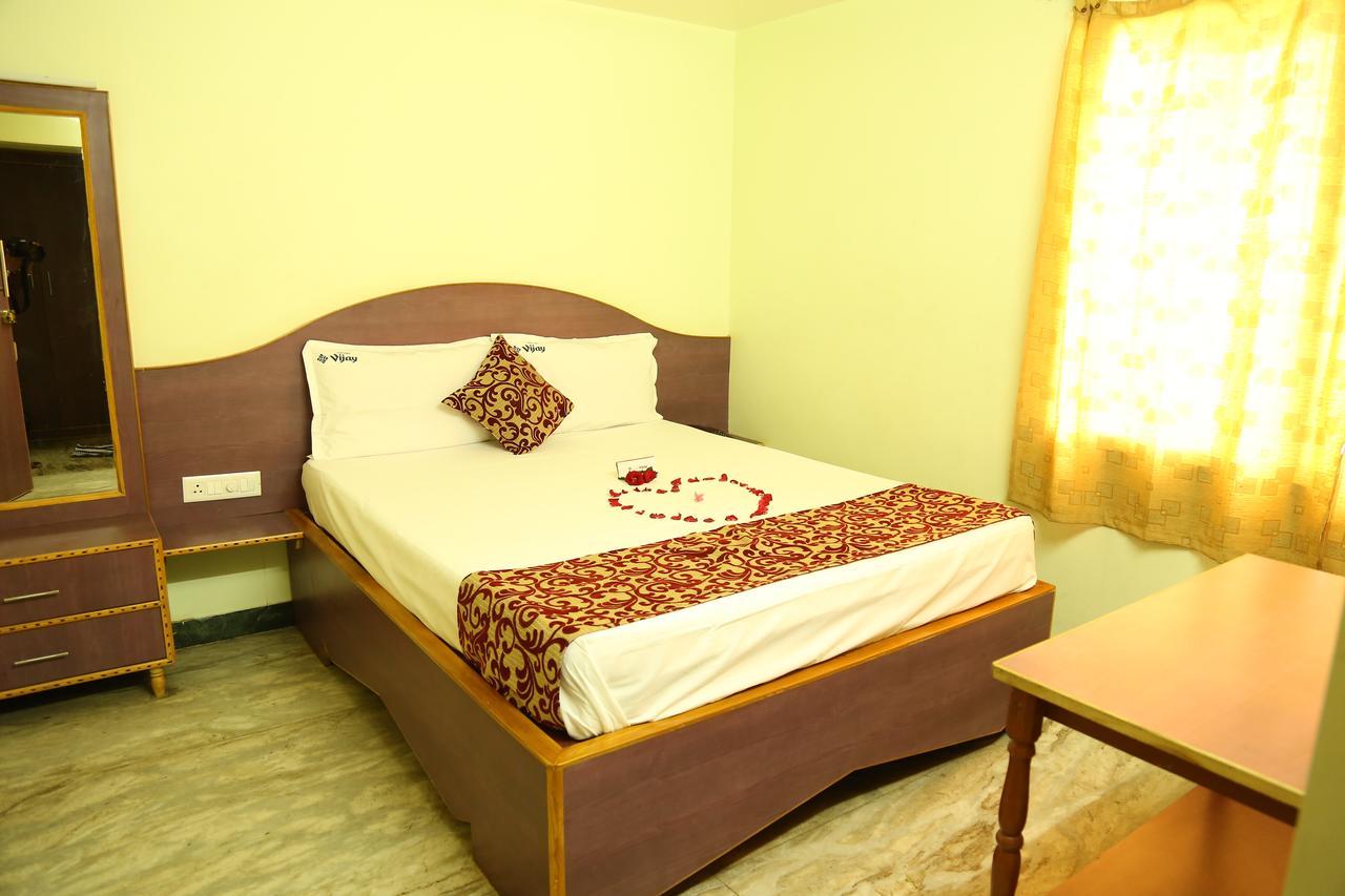 Hotel Vijay Pollāchi 外观 照片