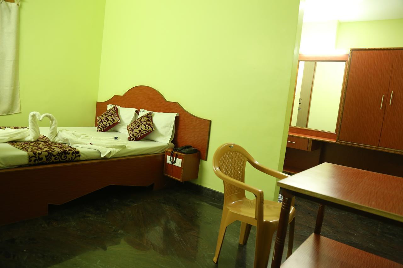 Hotel Vijay Pollāchi 外观 照片