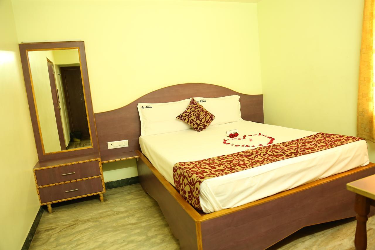 Hotel Vijay Pollāchi 外观 照片