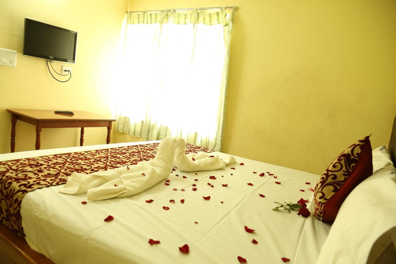 Hotel Vijay Pollāchi 外观 照片