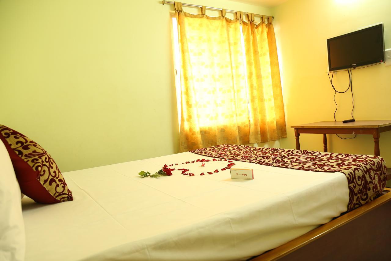 Hotel Vijay Pollāchi 外观 照片