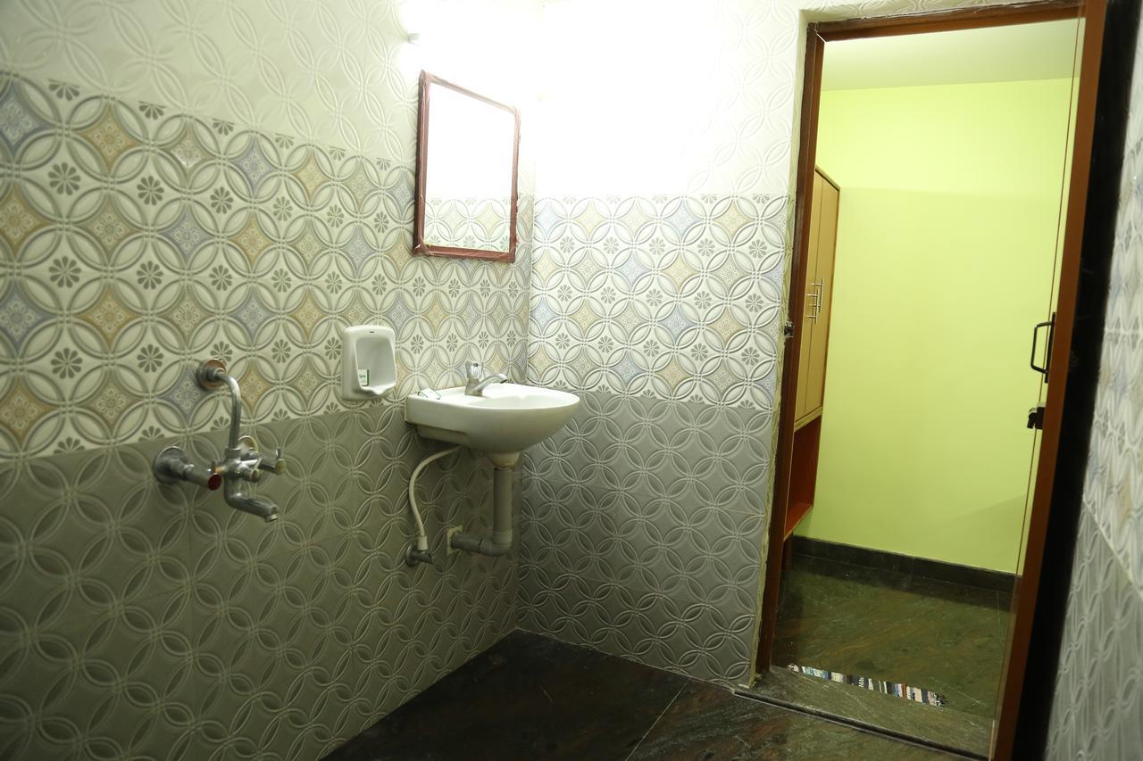 Hotel Vijay Pollāchi 外观 照片