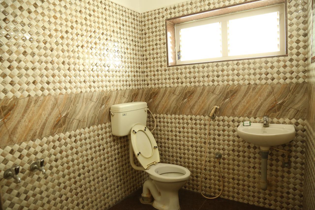 Hotel Vijay Pollāchi 外观 照片